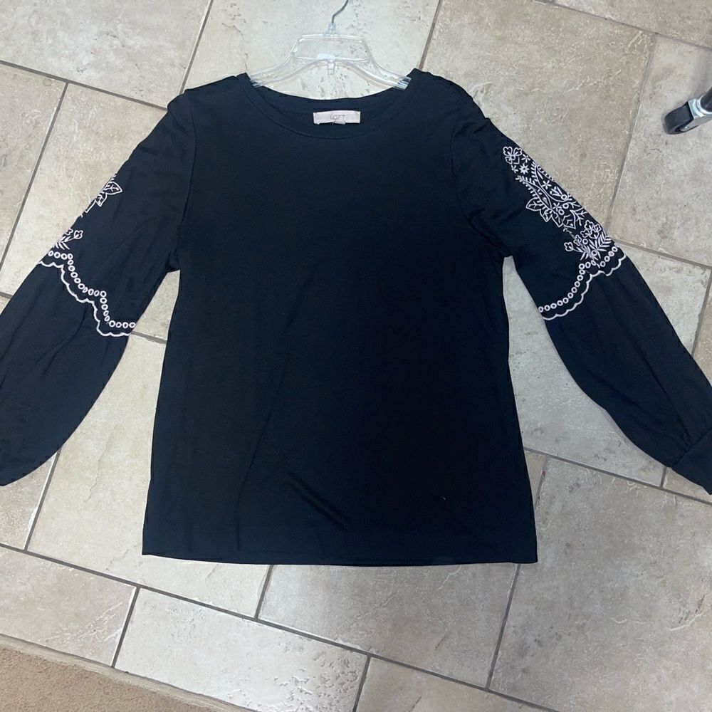 And Taylor loft women’s embroidered sleeve top, black, size large